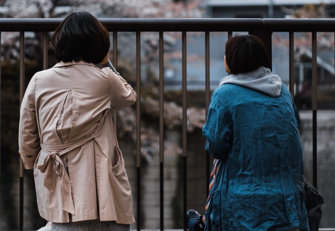 Ano ang Pagkakaiba ng Gender Identity at Sexual Orientation? 7 women talking and banters